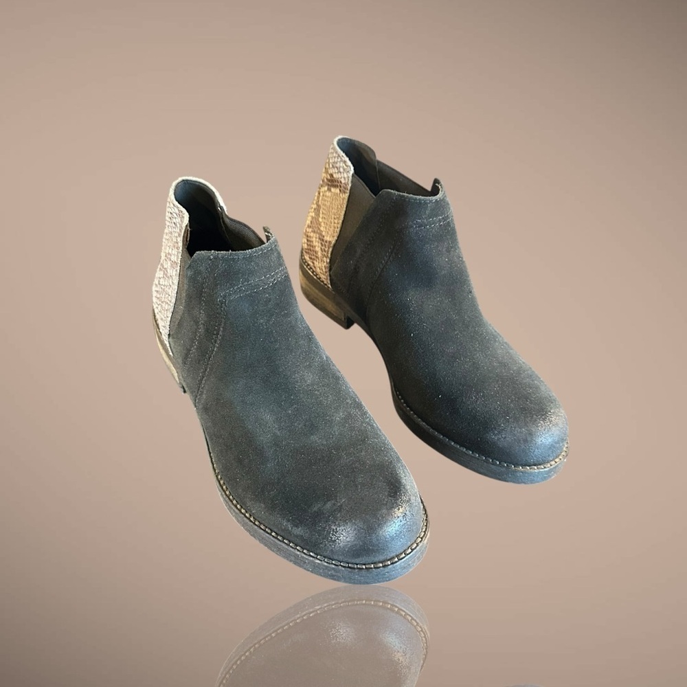 NWOT Clarks ‘Demi Beat’ Genuine Suede Pull-On Chelsea Boots in Black Snakeskin 6 - Picture 12 of 14